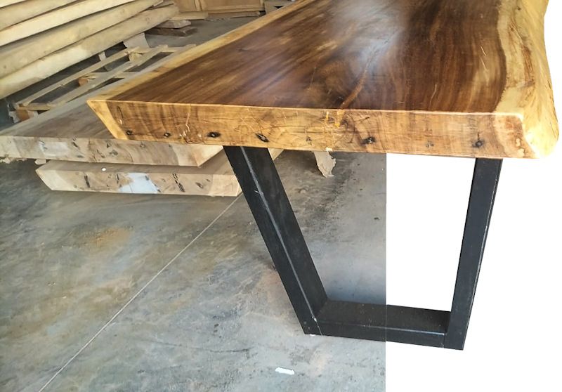 Mobiliario en madera de SUAR